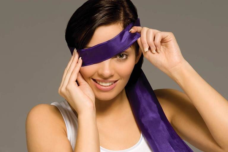 Croda Emulsifier布鲁内特女性用紫色丝绸遮挡脸部