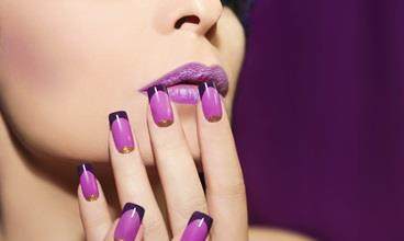吐着紫色唇膏和黑色法式指甲和金色亮片的女性，显示Croda的指甲护理成分如何改善指甲的完整性，防止损伤和锁住水分