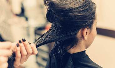 深色头发的女性，接受头发治疗沙龙，使用Croda的各种头发护理应用，用于各种头发类型，用于头皮护理，调理，着色，清洁，损伤护理和矫直，提供包括软化，强化，热保护，卷曲控制，保色和保湿的好处