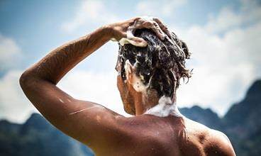 男士用洗发水泡沫，含有Croda多种成分，适用于各种头发，包括头皮护理，调理，着色，损伤和定型，以及软化，热保护，卷曲控制，保色和保湿等功效