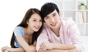  微笑的亚洲夫妇与完美的肌肤，可以用Croda的活性成分来控制皮肤，以对抗瑕疵，色素沉着，发红和黑眼圈